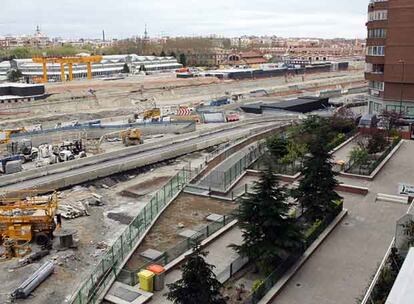 Acceso de la M-30 a la calle de San Graciano que ha dejado aislado un inmueble en la avenida del Manzanares.