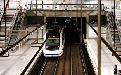 Un metro entra por la estación de la línea 6 del intercambiador de Moncloa, en Madrid (España).