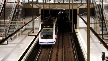 Un metro entra por la estación de la línea 6 del intercambiador de Moncloa, en Madrid (España).