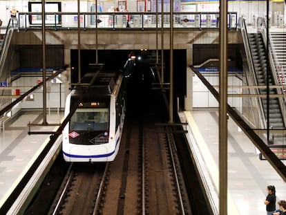 Un metro entra por la estación de la línea 6 del intercambiador de Moncloa, en Madrid (España).