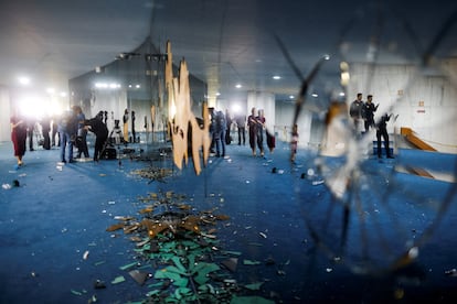 Una cristalera destrozada en el interior del Congreso Nacional  de Brasil tras el asalto de los seguidores bolsonaristas en la jornada del domingo. 