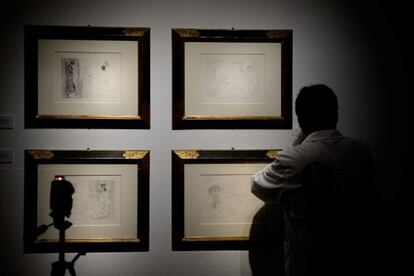 Grabados de Picasso en la sala de exposiciones de la Caja Vital.