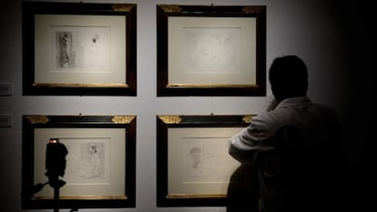 Grabados de Picasso en la sala de exposiciones de la Caja Vital.