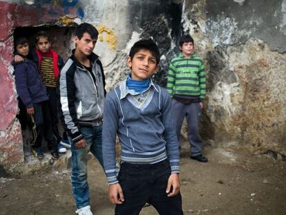 Adolescentes entre los restos de una casa abandonada en La Chanca.