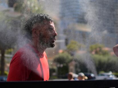 Personas se refrescan con brisa artificial en Las Vegas (Nevada), el 7 de julio.