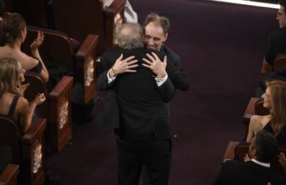 Steven Spielberg felicita a Mark Rylance que ha recibido el Oscar a mejor actor de reparto por 'El puente de los espías'.