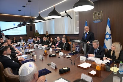 Netanyahu (de pie), el lunes, en una reunión del Gobierno, en una imagen de la oficina del primer ministro.