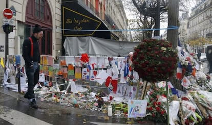 Jesse Hughes, membre d'Eagles of Death Metal, banda que tocava el 13-N a la sala Bataclan, amb les mostres d'homenatge a l'entrada de la sala.