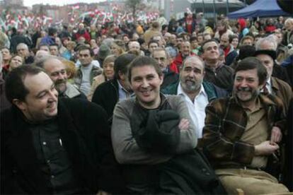 Arnaldo Otegi, entre Pernando Barrena (izquierda) y Rafael Díez Usabiaga, en el acto de Barakaldo.