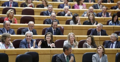 GRA476. MADRID, 25/04/2017.- El ministro de Justicia, Rafael Catalá y la ministra de Defensa, María Dolores de Cospedal (primer término), durante la sesión del control al Gobierno celebrada esta tarde en el Senado. EFE/Javier Lizón