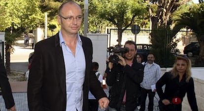 El exconcejal del PP de Urbanismo de Ibi Miguel Ángel Agüera, tras abandonar el juzgado.