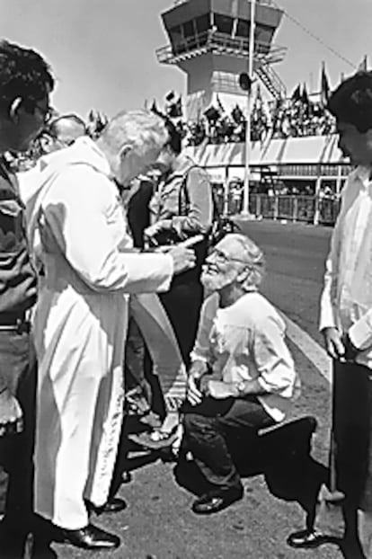 Juan Pablo II reprende al sacerdote y ministro Ernesto Cardenal en el aeropuerto de Managua, el 4 de marzo de 1983.