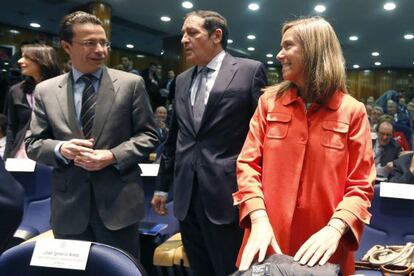 La ministra de Sanidad Ana Mato, junto a los consejeros de Sanidad, de Madrid, Javier Fernández-Lasquetty (i), y de Castilla y León, Antonio María Sáez (c), durante la presentación del pacto por la Sostenibilidad del Sistema Nacional de Salud. EFE/Javier Lizón