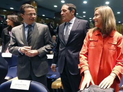 La ministra de Sanidad Ana Mato, junto a los consejeros de Sanidad, de Madrid, Javier Fern&aacute;ndez-Lasquetty (i), y de Castilla y Le&oacute;n, Antonio Mar&iacute;a S&aacute;ez (c), durante la presentaci&oacute;n del pacto por la Sostenibilidad del Sistema Nacional de Salud. EFE/Javier Liz&oacute;n