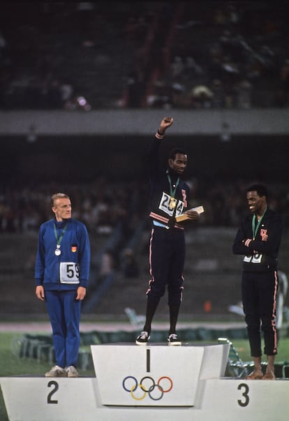 Bob Beamon celebra su vitoria en los Jeuegos Olímpicos de México 68