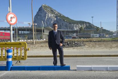 Alejandro Sánchez, alcalde de La Línea de la Concepción, en las obras para instalar un peaje de paso a Gibraltar, que la justicia ha frenado.