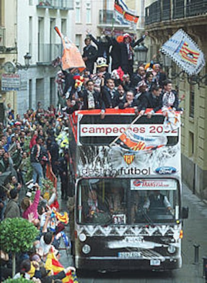 La plantilla del Valencia pasea el título de Liga en autobús.