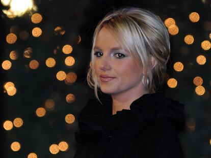 Britney Spears graba su aparición para la ceremonia de iluminación del centro Rockefeller, en Nueva York.
