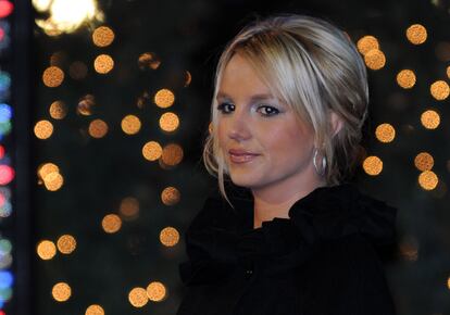 Britney Spears graba su aparición para la ceremonia de iluminación del centro Rockefeller, en Nueva York.