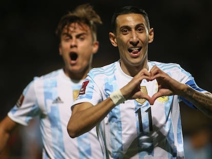 Ángel Di María, con Dybala detrás, celebra su gol frente a Uruguay.