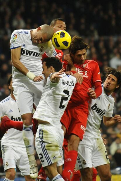 Pepe, Carvalho, Luis Fabiano, Escudé y Khedira pugnan por un balón.