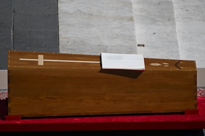 El féretro del papa Francisco, con los Evangelios abiertos, en la plaza de San Pedro del Vaticano.