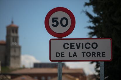 Martín no sabía que a su madre la habían enterrado sola en Palencia y ahora ha visto por primera vez la foto del juguete que se llevó a la tumba. Al no haber reclamado nadie los restos y las pertenencias de Catalina, fueron enterrados en el cementerio nuevo de Palencia junto a otras víctimas de la represión, pero en una caja separada. En la imagen el cartel de entrada a Cevico de la Torre, en Palencia.