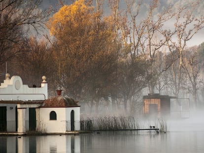 La pesquera Marimon. Construida en 1887 a la orilla del lago por el hombre de negocios Llorenç Marimon. Desde 1980 se dedica al salvamento de náufragos.