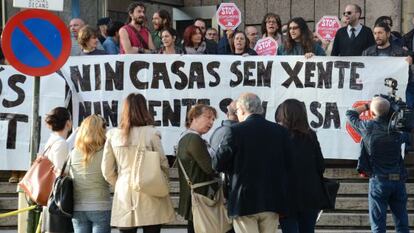 Miembros de Stop Desahuicios protestan ante los juzgados de A Coruña