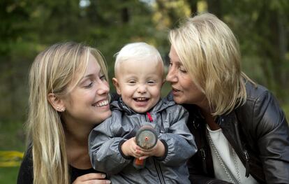 A mãe de Albin Emelie Eriksson, esquerda, sorri enquanto posa para uma foto com seu filho e sua mãe Marie, à direita, em frente a sua casa em Bergshamra, Suécia, em 20 de setembro. Eriksson foi a primeira mulher em ter um bebê após receber um transplante de útero de sua mãe, uma operação revolucionária que une três gerações de sua família.