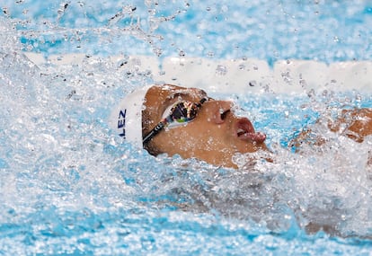 Hugo González durante la semifinal de 200m espalda en París.