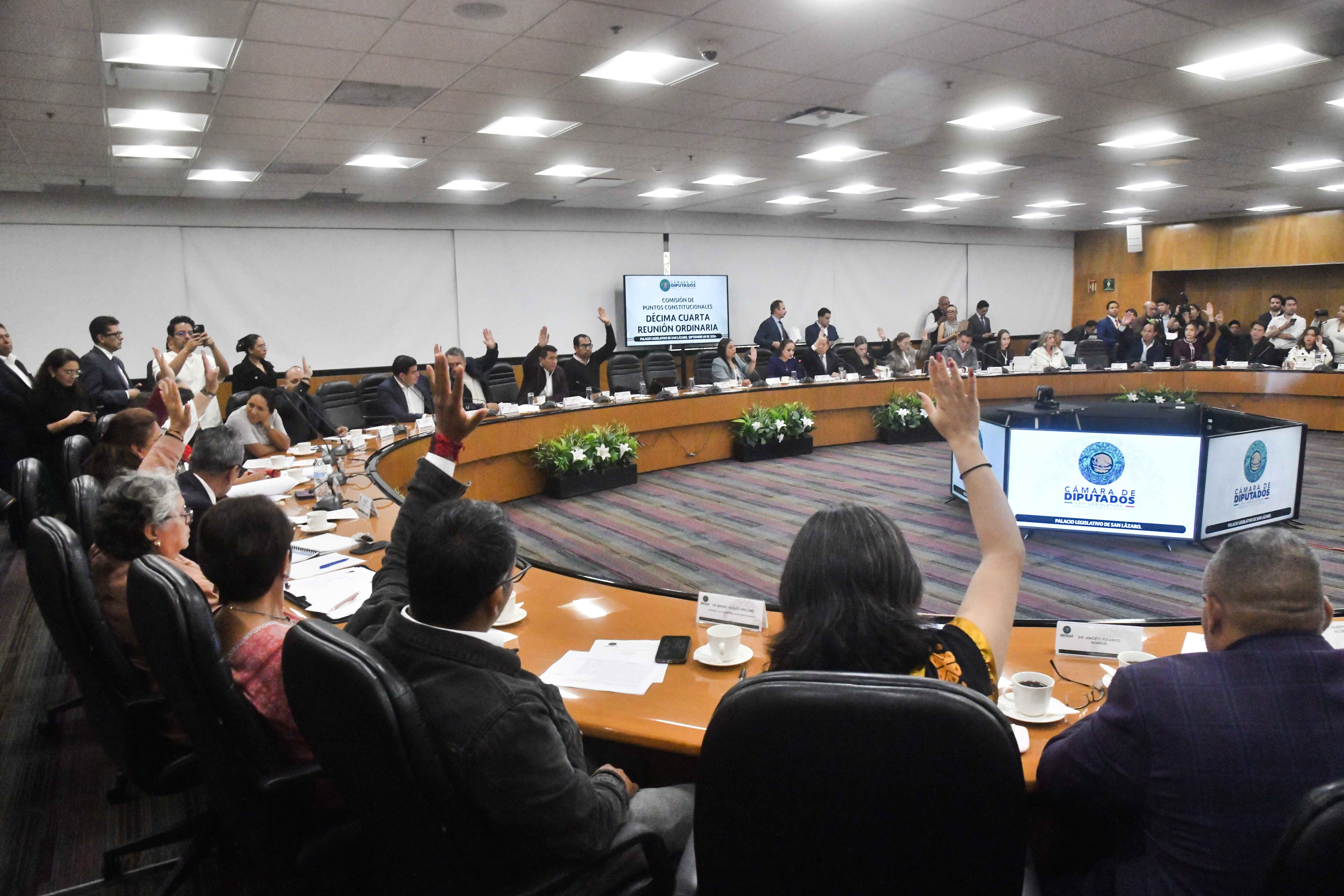 La reforma para vetar la doble nacionalidad del presidente y los gobernadores afronta un futuro incierto