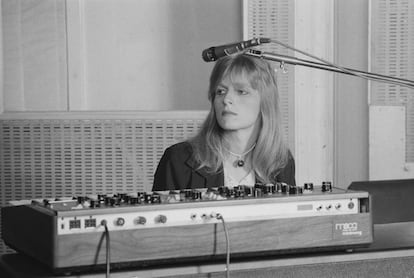 Linda McCartney en los estudios Abbey Road (Londres) grabando el disco de Wings 'Venus And Mars' en 1974.