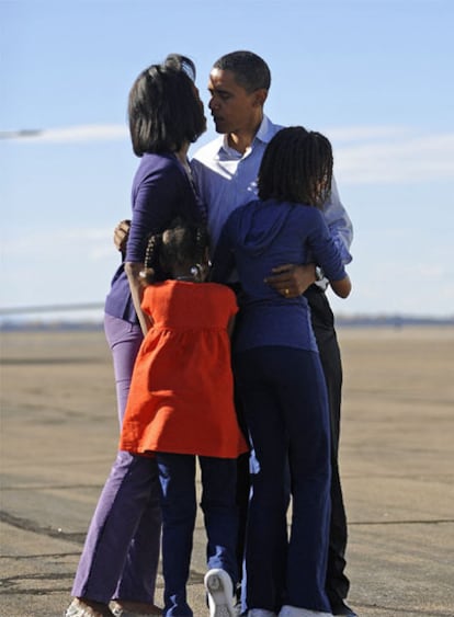 Obama con su esposa, Michelle, y sus hijas en Pueblo, Colorado.