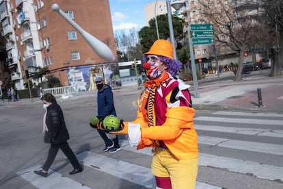 Iván, en el paso de cebra donde cada tarde trabaja animando a peatones y conductores.