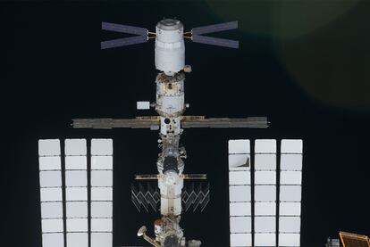 El <i>Johannes Kepler</i> atracado en la ISS, arriba, y los astronautas Paolo Nespoli (centro) y Alexandr Kaleri 
en la estación.