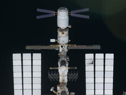El <i>Johannes Kepler</i> atracado en la ISS, arriba, y los astronautas Paolo Nespoli (centro) y Alexandr Kaleri
en la estación.