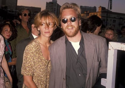 Julia Roberts e Kiefer Sutherland assistindo à estreia do filme 'Duro de Matar 2'. Era 1990 e seu relacionamento era documentado diariamente nos jornais.