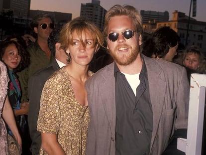 Julia Roberts e Kiefer Sutherland assistindo à estreia do filme 'Duro de Matar 2'. Era 1990 e seu relacionamento era documentado diariamente nos jornais.