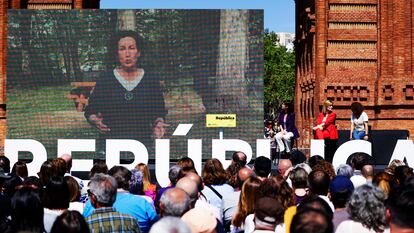La secretaria general de ERC, Marta Rovira, huida de la justicia española en Suiza, interviene por videoconferencia en un acto de su partido, el 13 de abril en Barcelona.