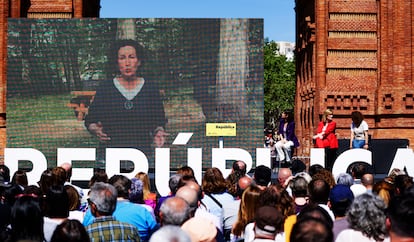 La secretaria general de ERC, Marta Rovira, huida de la justicia española en Suiza, interviene por videoconferencia en un acto de su partido, el 13 de abril en Barcelona.