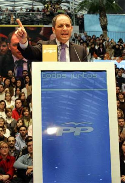 Francisco Camps, ayer, durante su intervención en el mitin del PP en Valencia.