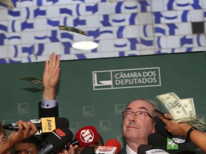 Eduardo Cunha em uma imagem de novembro passado, quando ele levou um 'banho de dólares' em protesto.