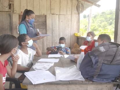 Carmen Valencia da clase en la parroquia de Mocole (Esmeraldas, Ecuador) a un grupo de alumnos que carece de dispositivos móviles para educarse.