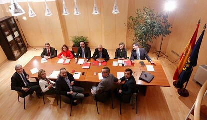 Primera reunión entre los representantes de Ciudadanos (en primer plano) con los del PSOE.
