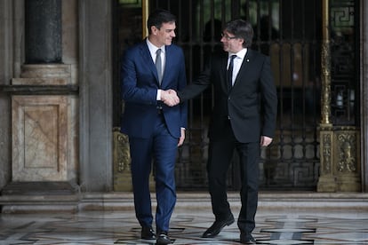 Pedro Sánchez y Carles Puigdemont, en el Palau de la Generalitat en 2016.