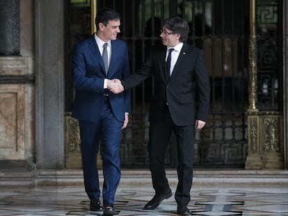 Pedro Sánchez visitaba al entonces 'president' Carles Puigdemont en el Palau de la Generalitat en marzo de 2016.