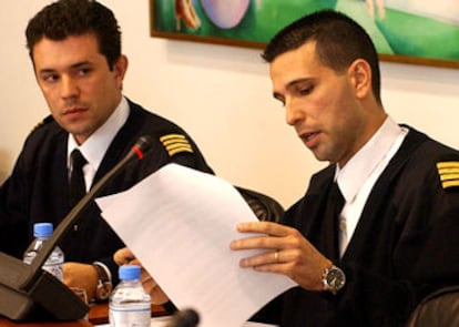 Los comandantes de los helicópteros de rescate <i>Helimer Galicia</i>, Juan Carlos Riscos (izqda), y <i>Pesca 1</i>, Francisco Guerrero, comparecen ante la comisión de investigación del Parlamento. (EFE)