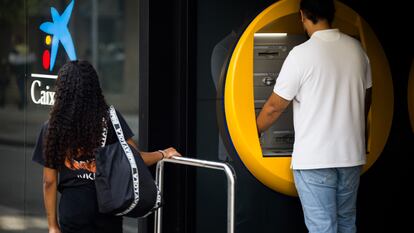 Sucursal de CaixaBank en Santiago de Compostela.