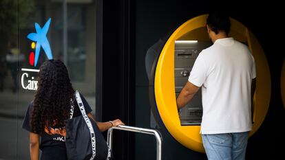  Vistas de una oficina de CaixaBank en Santiago de Compostela. / ÓSCAR CORRAL (EL PAÍS).